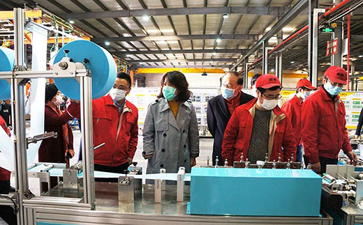 青浦区委副书记杨小菁等向导一行考察南宫28全自动口罩生产流水线装备