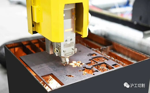 南宫2810米大幅面龙门光纤激光切割机细腻圆孔高品质切割