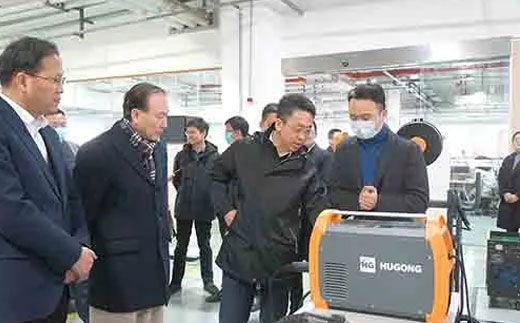 南昌市委常委、副市长王万征一行莅临上Ｄ瞎28集团总部考察