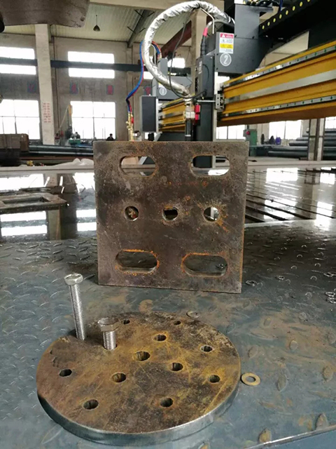 路灯生产厂家用南宫28数控等离子切割机现场切割的工件