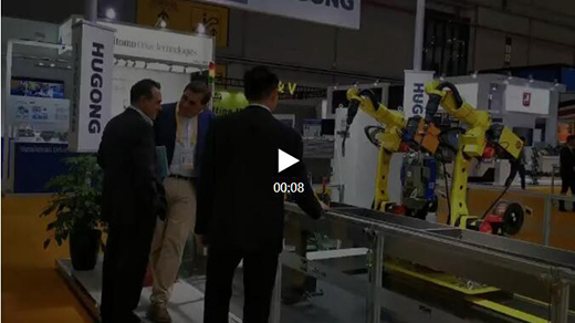 进博会首日南宫28意大利CEA展位旅行者关注机械人焊接系统