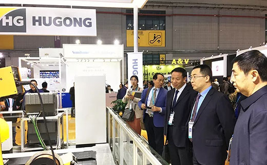 河南省鹤壁市市长莅临南宫28意大利CEA展位