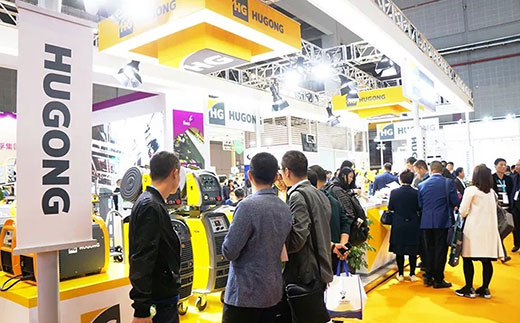 第二届进博会南宫28意大利CEA展位数字化焊机很受接待