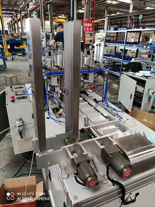 南宫28半自动平面口罩发片机